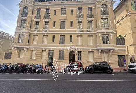 Superbe trois-pièces dans un immeuble bourgeois entièrement réhabilité.