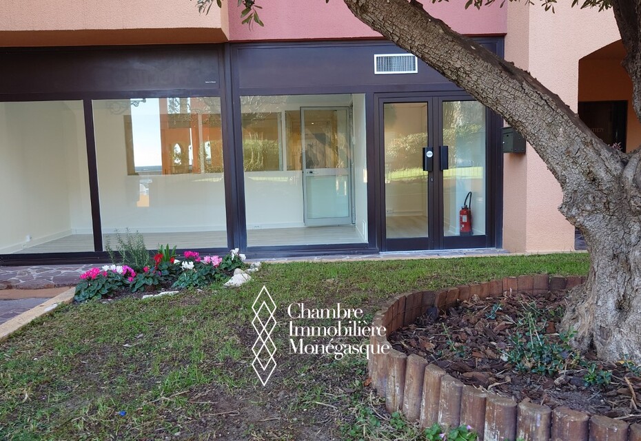 Bureau ou local commercial avec grande vitrine