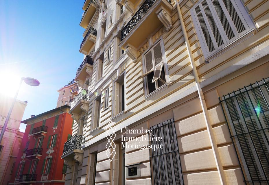 LA ROUSSE - BUREAU USAGE MIXTE EN PARFAIT ETAT