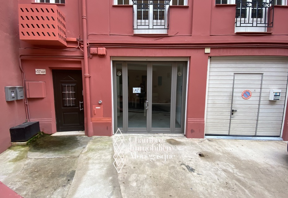 Office space for rent - El Palacio - With display window