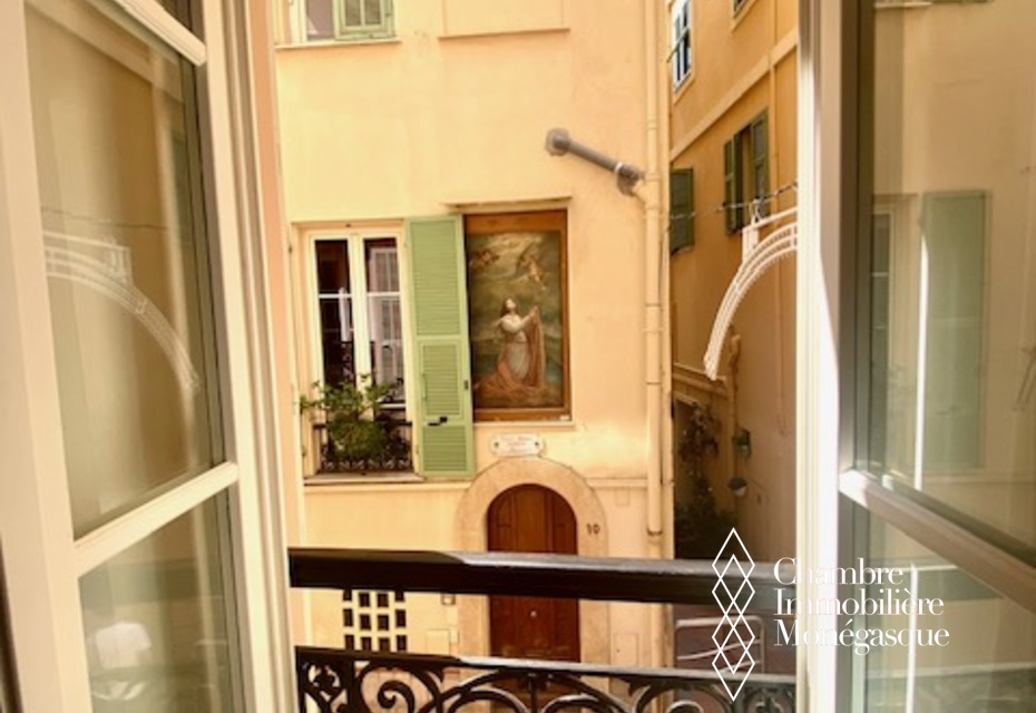IN THE OLD TOWN CHARMING 2 BEDROOM APARTMENT RENOVATED