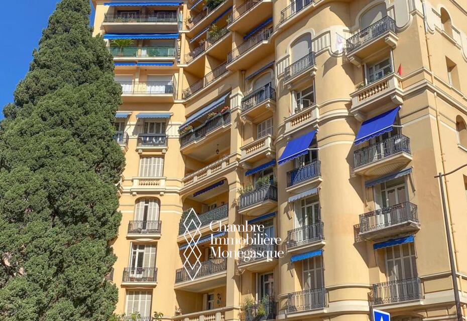 NEW - RENOVATED FLAT IN A BEAUTIFUL BOURGEOIS BUIL