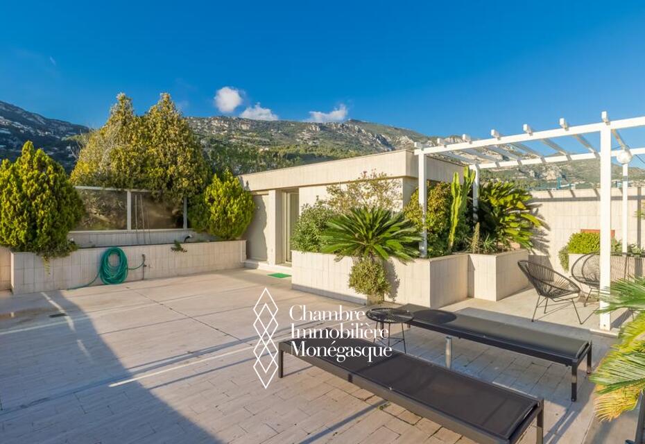Two large apartments to be joined in Jardin Exotique District