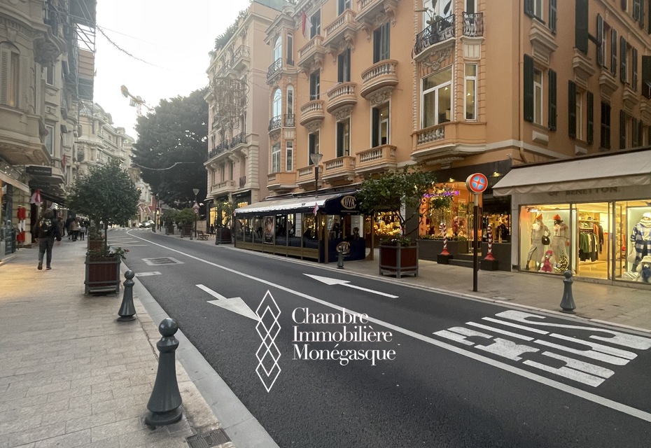 LOCAL AVEC VITRINE CENTRE MONTE CARLO