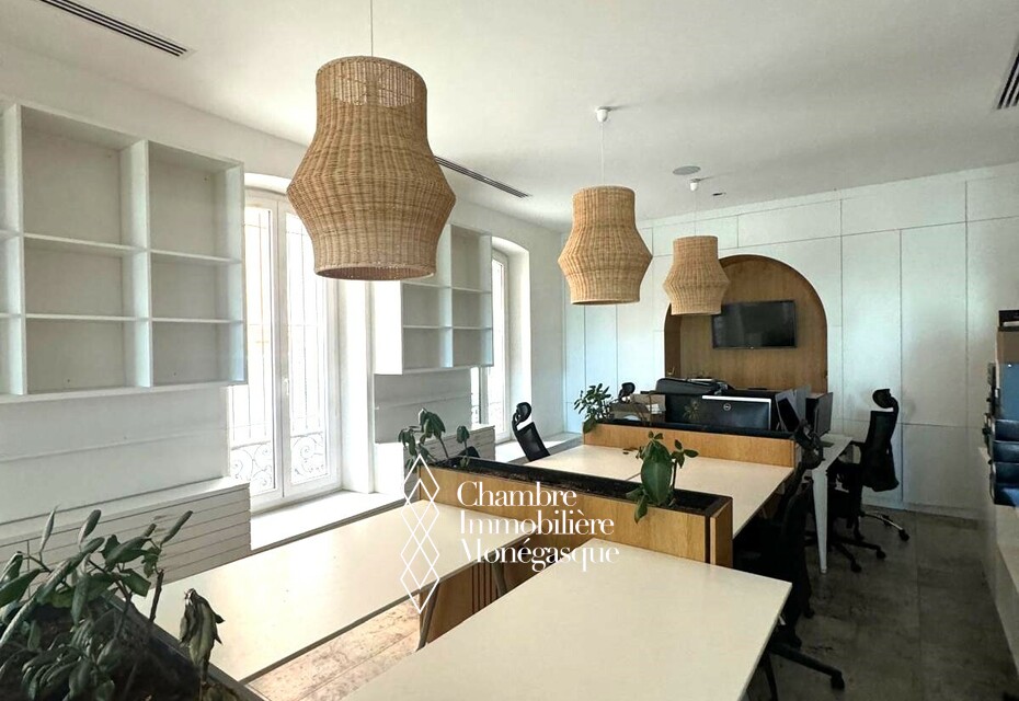 Espace de bureaux avec double vitrine situé sur une rue très passante