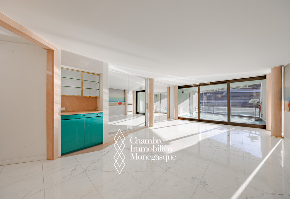 SPACIOUS 4 ROOM APARTMENT TO RENOVATE IN THE CENTER