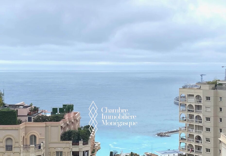 Luxueuse villa rénovée avec vue mer à Monaco.