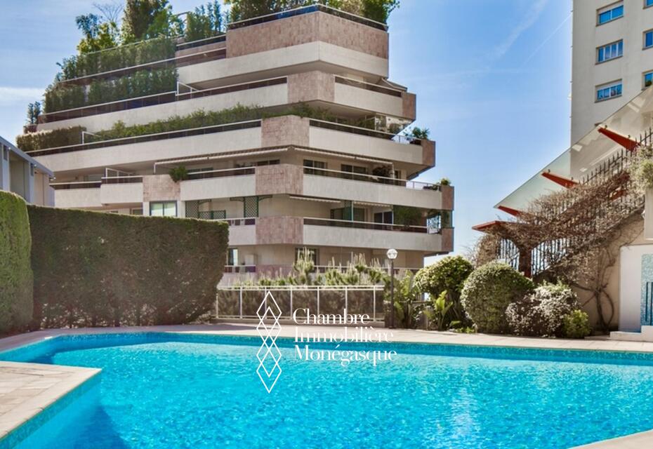 Grand parking | Jardin Exotique | Patio Palace