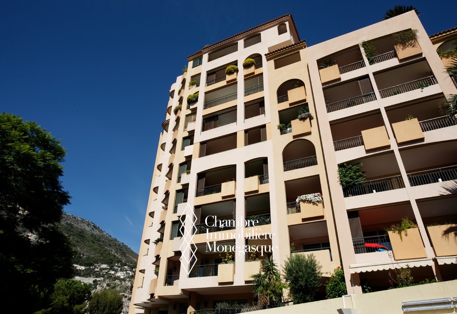 FONTVIEILLE - PARKING - LE GRAND LARGE