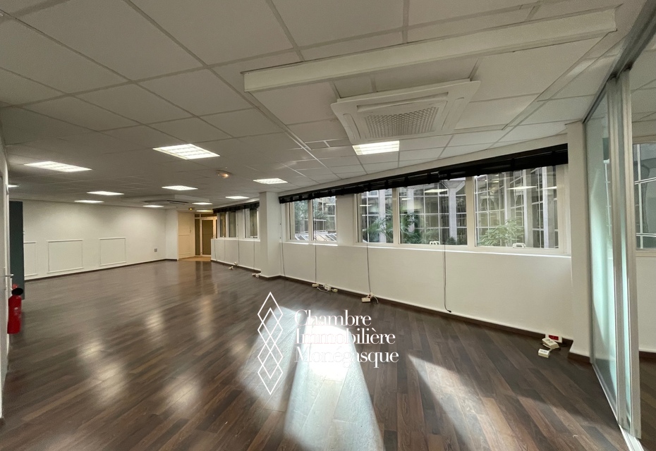 Patio Palace – Bureau en open space avec parkings – Jardin Exotique