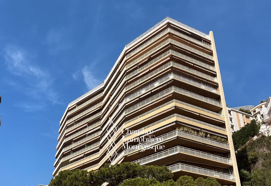 UNDER OFFER - LARGE RARE PARKING SPACE